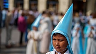 Uma criança com capuz participa numa procissão antes da Semana Santa, na praça das Tendillas, em Córdova, sul de Espanha, sexta-feira, 31 de março de 2023