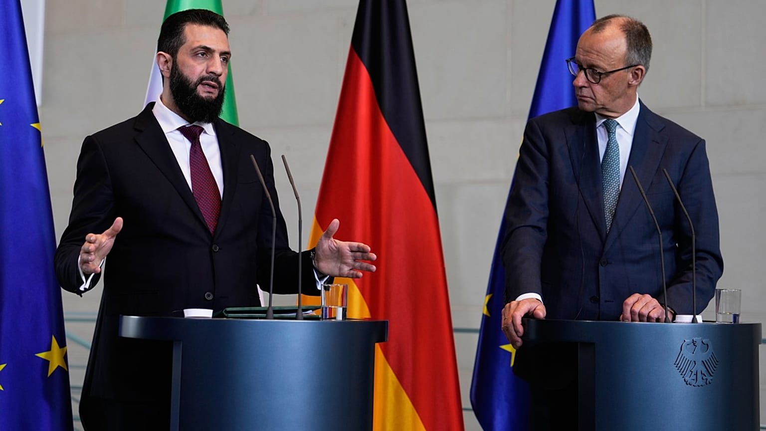 Der deutsche Bundeskanzler Friedrich Merz (links) empfängt Ahmed al-Sharaa, den Präsidenten der syrischen Übergangsregierung