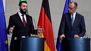 Der deutsche Bundeskanzler Friedrich Merz (links) empfängt Ahmed al-Sharaa, den Präsidenten der syrischen Übergangsregierung