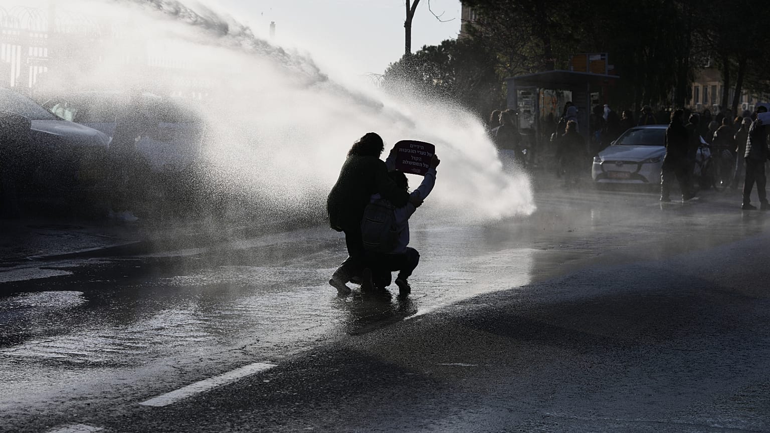 Izraeli halálbüntetés: rendőrök vízágyúval oszlatják a parlamenti döntés ellen tiltakozókat