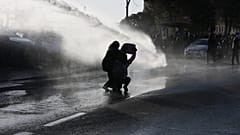 Polizei setzt Wasserwerfer ein, um Demonstrierende bei Protest gegen Parlamentsbeschluss in Israel zur Einführung der Todesstrafe zu zerstreuen.