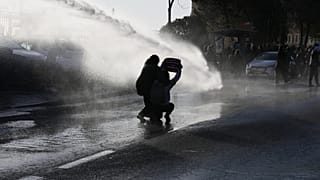 Policja używa armatek wodnych, by rozproszyć demonstrantów podczas protestu przeciw decyzji parlamentu Izraela o wprowadzeniu kary śmierci.