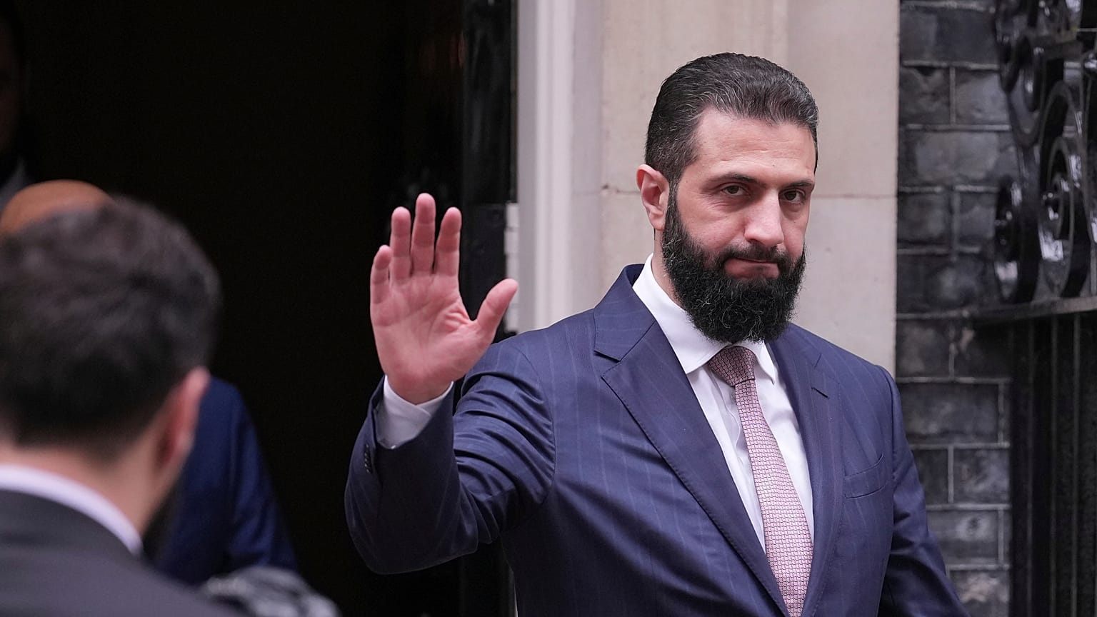 الرئيس السوري أحمد الشرع يغادر 10 داونينج ستريت، عقب اجتماعه مع رئيس الوزراء البريطاني كير ستارمر، في لندن، الثلاثاء 31 مارس 2026.