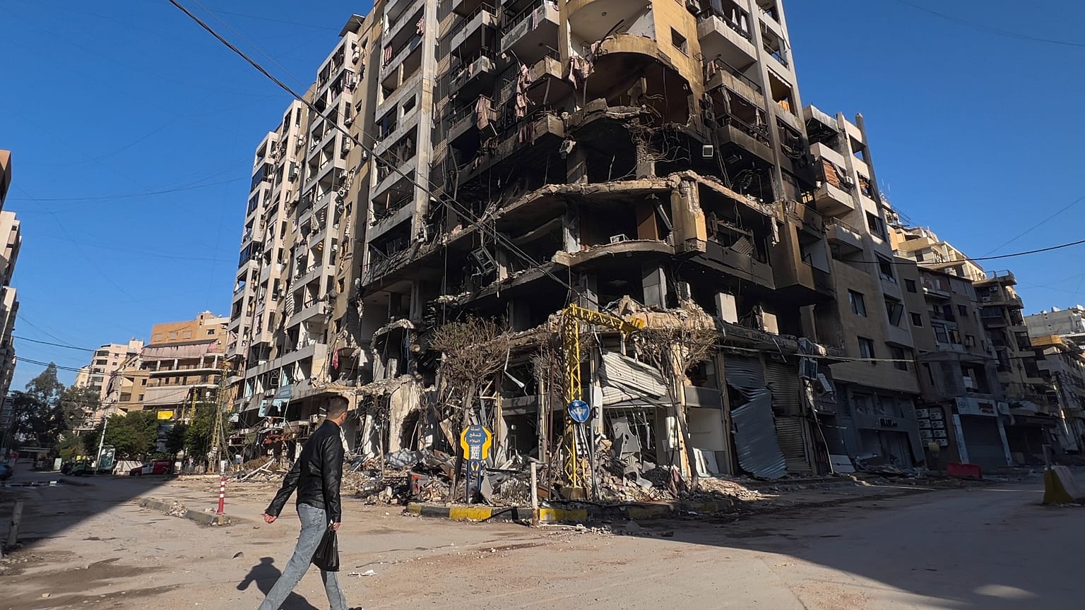  Ein Mann geht vor einem zerstörten Gebäude, das von einem israelischen Luftangriff in Dahiyeh getroffen wurde.  Beirut, Libanon, 24. März 2026. 