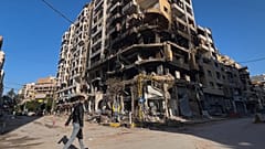  Ein Mann geht vor einem zerstörten Gebäude, das von einem israelischen Luftangriff in Dahiyeh getroffen wurde.  Beirut, Libanon, 24. März 2026. 