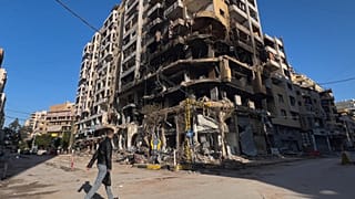  Mężczyzna przechodzi przed zniszczonym budynkiem, trafionym przez izraelski nalot w Dahiyeh.  Bejrutu w Libanie, 24 marca 2026r. 