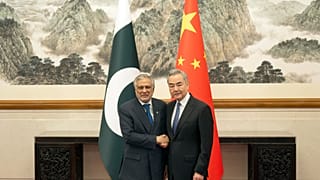  يقف وزير الخارجية الصيني وانغ يي، على اليمين، لالتقاط الصور مع نائب رئيس الوزراء الباكستاني ووزير الخارجية محمد إسحاق دار في بكين يوم الثلاثاء 31 مارس 2026