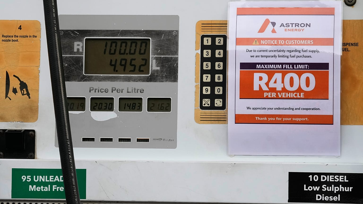 Une affiche indiquant une restriction de carburant est visible sur une pompe d'une station-service à Vereeniging, en Afrique du Sud, le 26 mars 2026