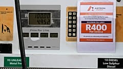 Une affiche indiquant une restriction de carburant est visible sur une pompe d'une station-service à Vereeniging, en Afrique du Sud, le 26 mars 2026