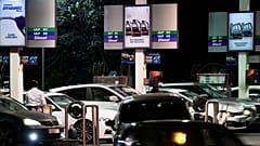 Menschen stehen in Johannesburg, Südafrika, am Dienstag, 31. März 2026, an einer Tankstelle Schlange, um Kraftstoff zu kaufen.