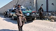 Afganistan'ın Pakistan sınırı yakınındaki Nangarhar vilayetinin Momand Dara ilçesinde bir evin vurulduğu bölgede Taliban polisi güvenlik önlemi aldı, 13 Mart 2026 Cuma.