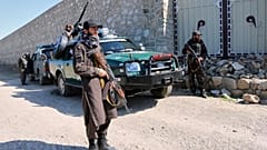 Afganistan'ın Pakistan sınırı yakınındaki Nangarhar vilayetinin Momand Dara ilçesinde bir evin vurulduğu bölgede Taliban polisi güvenlik önlemi aldı, 13 Mart 2026 Cuma.