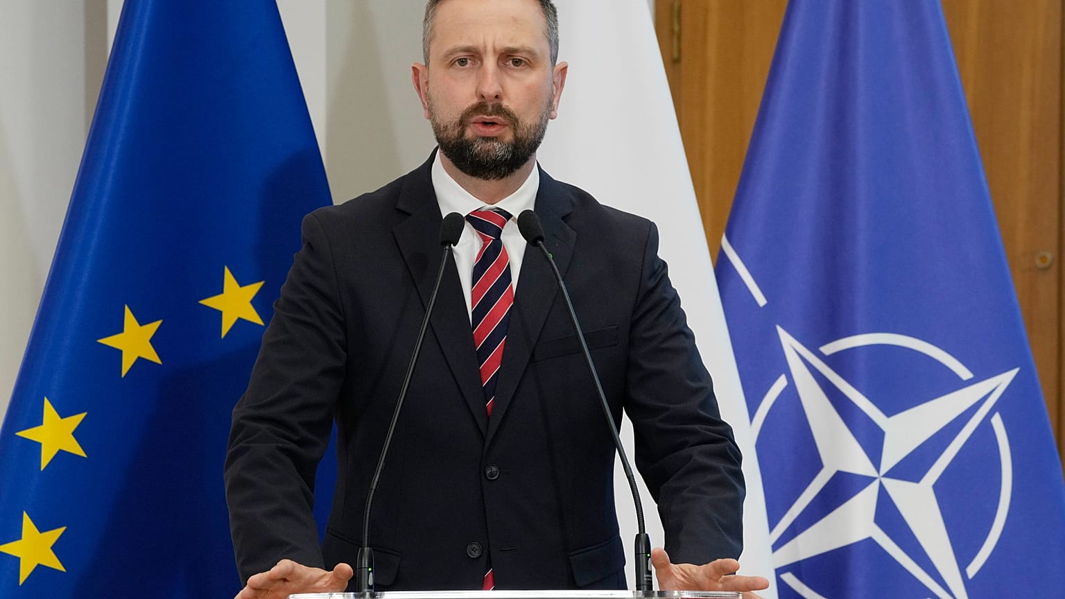 يتحدث وزير الدفاع البولندي فلاديسلاف كوسينياك كاميش عن برنامج لتعزيز الدفاع عن الجناح الشرقي لحلف شمال الأطلسي في وارسو، بولندا.