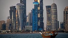 DOSYA - Geleneksel bir dhow teknesi Doha, Katar'daki Batı Körfezi'ne doğru yelken açıyor