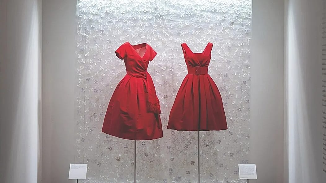 Soldan sağa: Dior's Boutique, yaklaşık 1957 tarihli kırmızı ipek kokteyl elbisesi ve Alaïa'nın Haute Couture'ü, 1958 - Resmi gündüz elbisesi