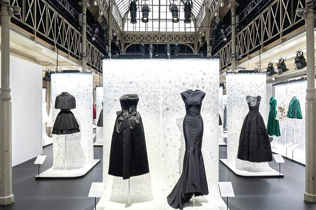 Azzedine Alaïa and Christian Dior - Two Masters of Haute Couture sergisinden kareler
