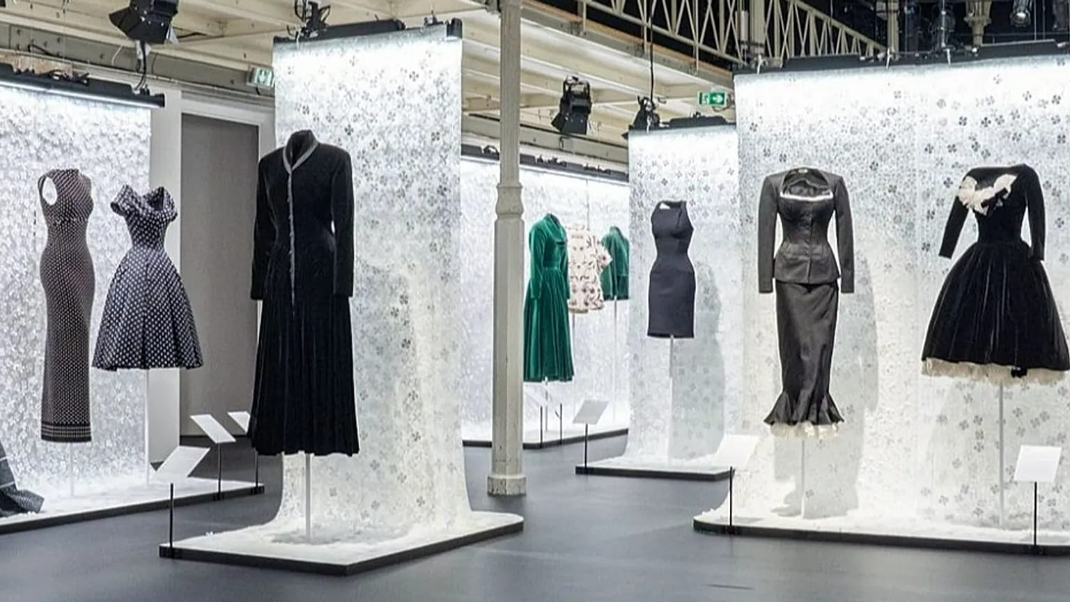 Azzedine Alaïa ve Christian Dior: Haute Couture’ün iki ustası sergisinden bir görünüm