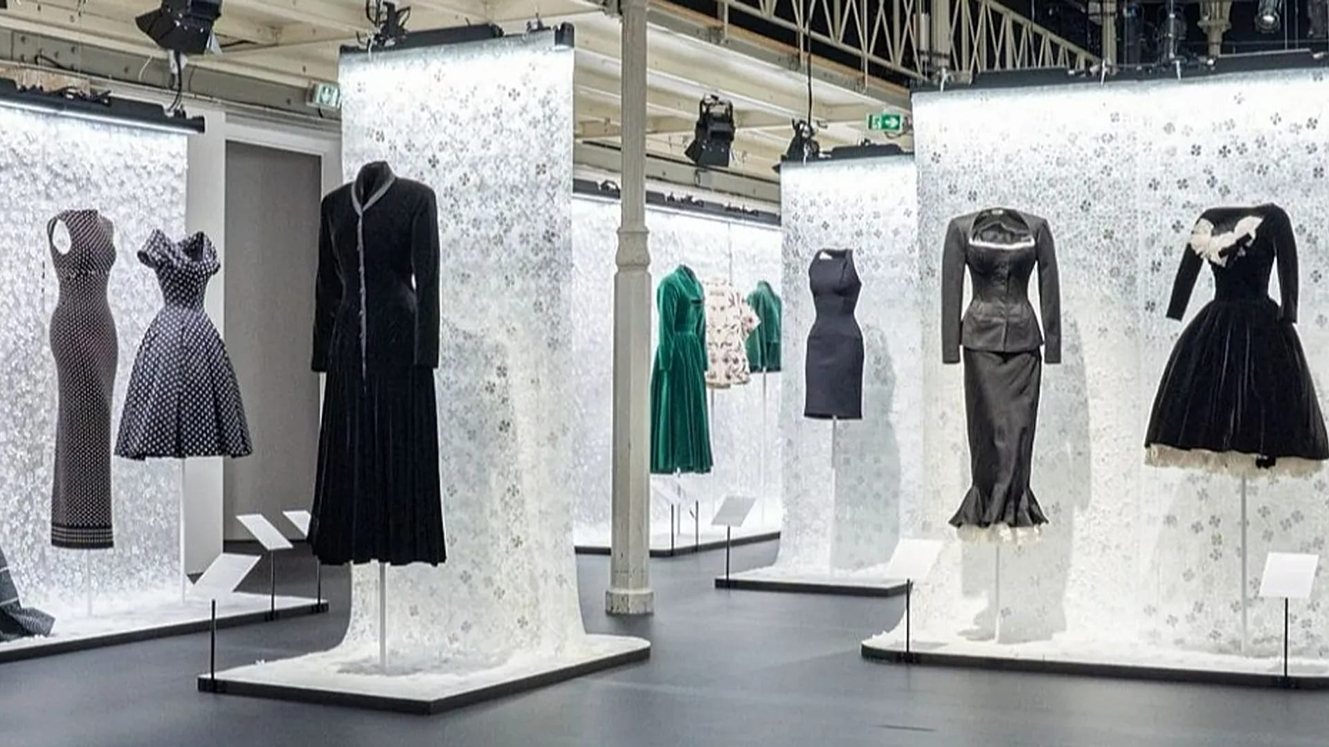 Kiállítási nézet: Azzedine Alaïa és Christian Dior, a haute couture két mestere