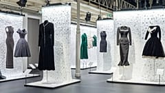 Ausstellungsansicht „Azzedine Alaïa & Christian Dior – Zwei Meister der Haute Couture“