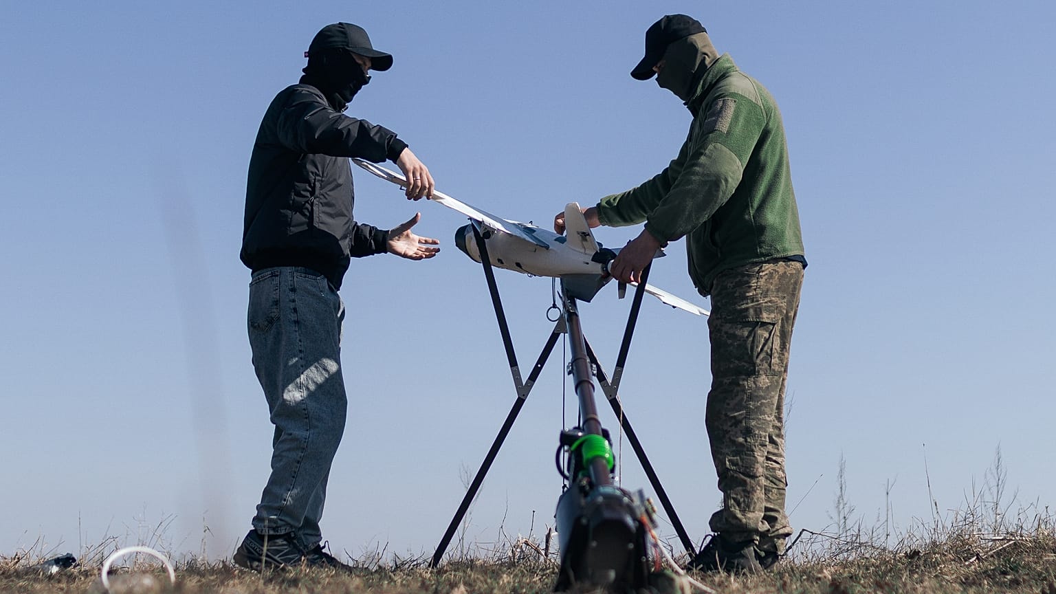 Ukrán katonák drónt üzemelnek be a Harkivi területen