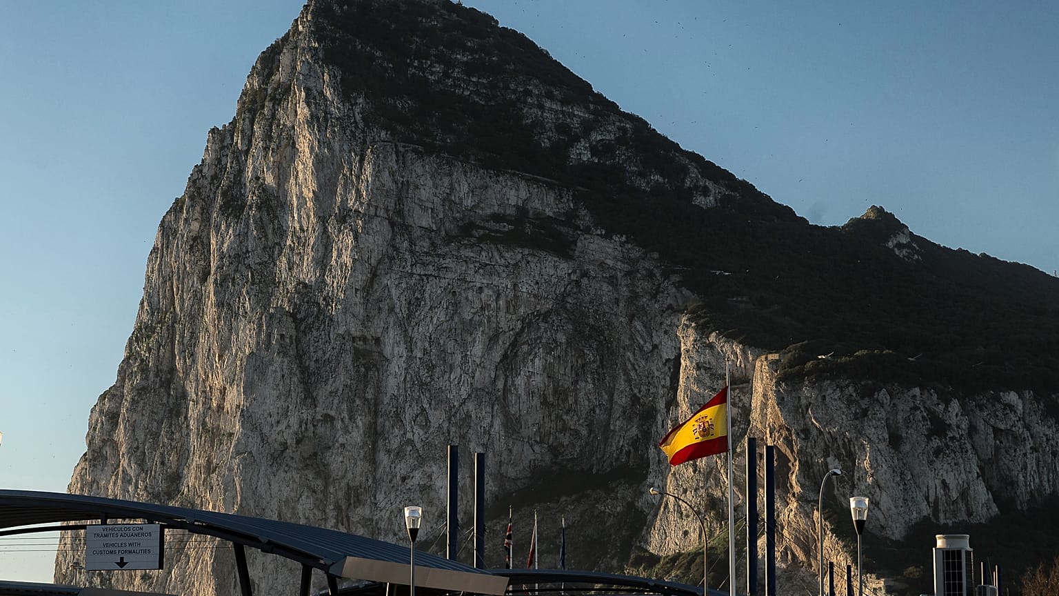 ARCHIVO: Una bandera española ondea en lo alto de la aduana en el lado español de la frontera entre España y el territorio británico de ultramar de Gibraltar