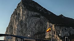 DOSSIER : Un drapeau espagnol flotte au sommet du bureau de douane du côté espagnol de la frontière entre l'Espagne et le territoire britannique d'outre-mer de Gibraltar.