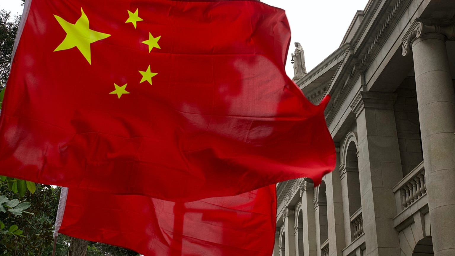  الأعلام الوطنية الصينية من قبل المؤيدين الموالين للحكومة خارج محكمة الاستئناف النهائي في هونغ كونغ