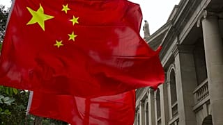  الأعلام الوطنية الصينية من قبل المؤيدين الموالين للحكومة خارج محكمة الاستئناف النهائي في هونغ كونغ