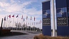 Fahnen flattern im Wind vor dem NATO-Hauptquartier in Brüssel, 19. Januar 2026