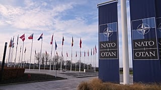 Flagi powiewają na wietrze przed siedzibą NATO w Brukseli, 19 stycznia 2026 r.