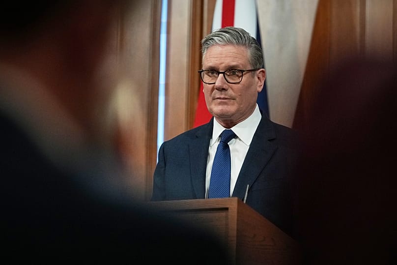 Premier Wielkiej Brytanii Keir Starmer przemawia podczas konferencji prasowej na Downing Street w Londynie, 1 kwietnia 2026 r.