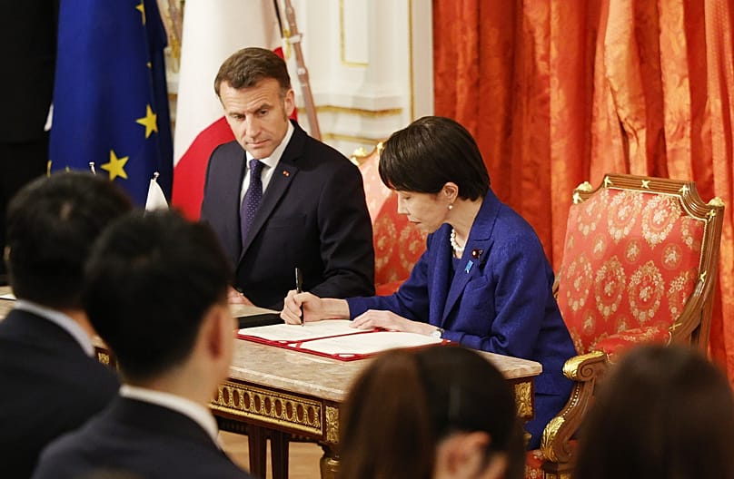 La Première ministre japonaise Sanae Takaichi, à droite, signe un document