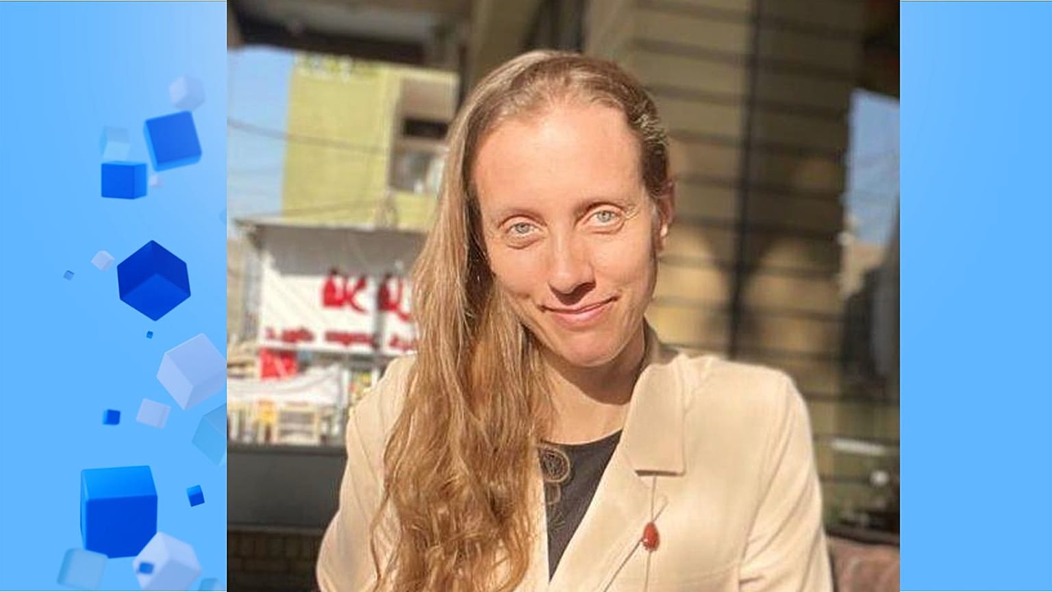 شلی کیتلسون، روزنامه‌نگار آمریکایی، در کافه‌ای در بغداد، عراق، در ۲۵ مارس ۲۰۲۵