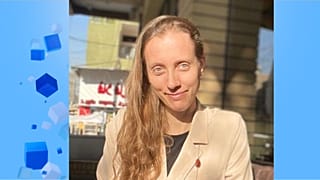 شلی کیتلسون، روزنامه‌نگار آمریکایی، در کافه‌ای در بغداد، عراق، در ۲۵ مارس ۲۰۲۵