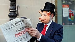 Archivaufnahme: Aktivistin zeigt Zeitung mit Titel zu den «Panama Papers» bei einem Treffen von Bankmanagern in Paris, Frankreich, April 2016.