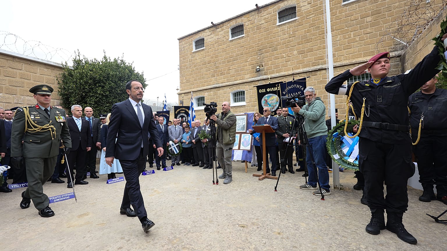 Ο Νίκος Χριστοδουλιδης καταθέτει στεφάνι στα Φυλακισμένα Μνήματα