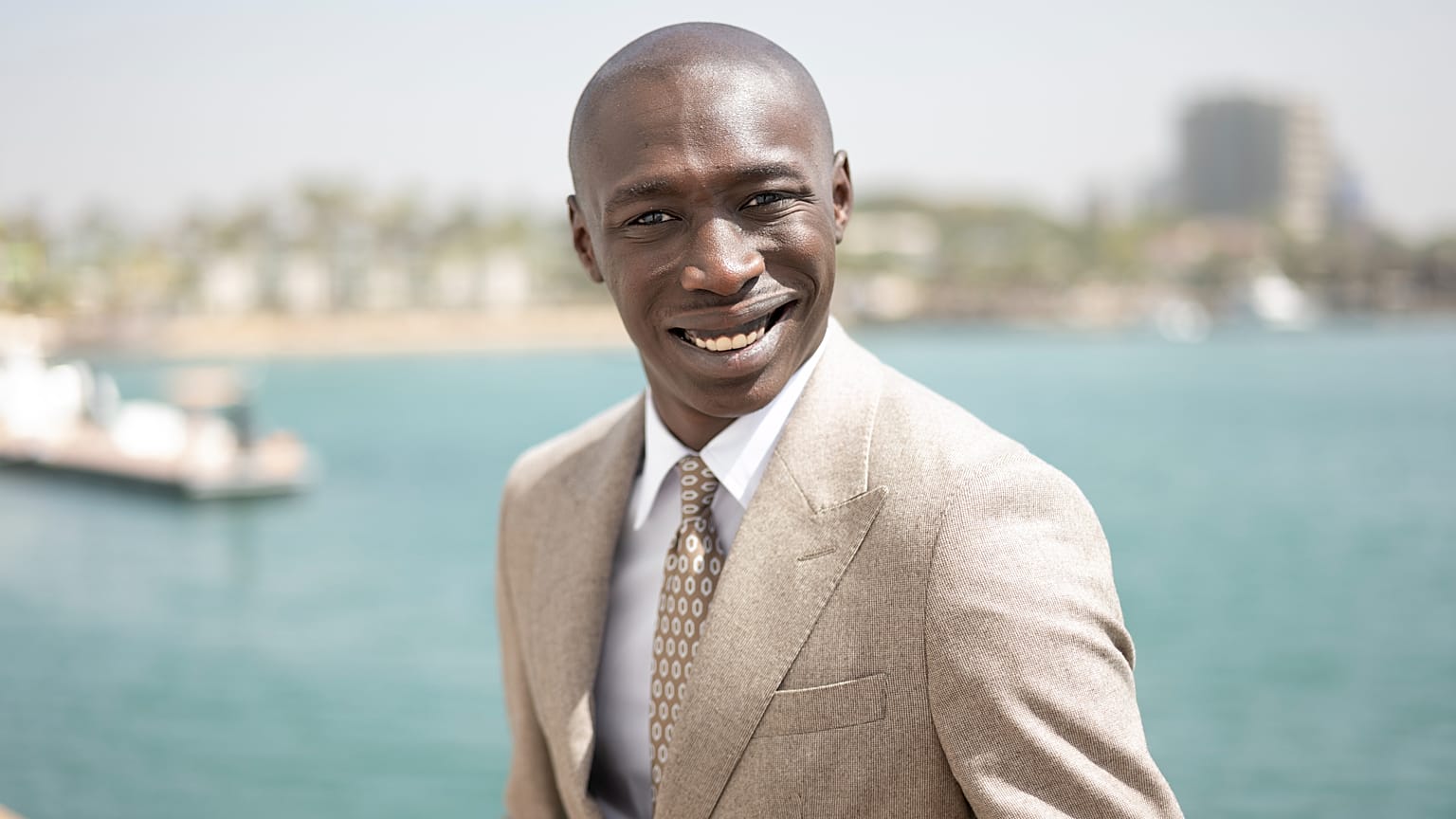 La star de TikTok Khaby Lame pose pour une photo après avoir été nommé ambassadeur de bonne volonté de l'UNICEF, le 31 janvier 2025 à Dakar, au Sénégal