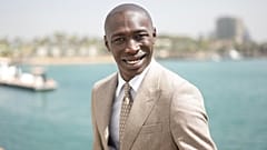 La star de TikTok Khaby Lame pose pour une photo après avoir été nommé ambassadeur de bonne volonté de l'UNICEF, le 31 janvier 2025 à Dakar, au Sénégal