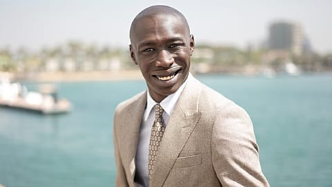 La star de TikTok Khaby Lame pose pour une photo après avoir été nommé ambassadeur de bonne volonté de l'UNICEF, le 31 janvier 2025 à Dakar, au Sénégal