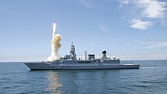 Fregatte SACHSEN verschießt einen Flugkörper vom Typ SM 2 (Standard Missile 2), am 13.08.2004
