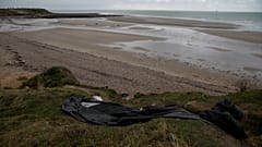 Un petit bateau pneumatique endommagé sur le rivage à Wimereux, dans le nord de la France, le 25 novembre 2021. (Image d'archives)