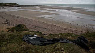Un petit bateau pneumatique endommagé sur le rivage à Wimereux, dans le nord de la France, le 25 novembre 2021. (Image d'archives)