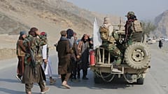 جنود طالبان الأفغان يتجمعون على الجانب الأفغاني من معبر تورخام الحدودي مع باكستان في تورخام، أفغانستان، الجمعة 27 فبراير 2026. (صورة AP/وحيد الله كاكار)