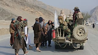 جنود طالبان الأفغان يتجمعون على الجانب الأفغاني من معبر تورخام الحدودي مع باكستان في تورخام، أفغانستان، الجمعة 27 فبراير 2026. (صورة AP/وحيد الله كاكار)