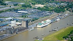 Künftig sollen in Emden Kreuzfahrtschiffe ausgerüstet werden. Dazu wird ein Teil des Hafens tiefer gegraben. Rund 1000 Arbeitsplätze entstehen.