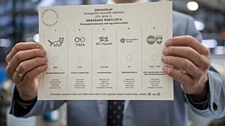 Szavazólap Nagy Attila, a Nemzeti Választási Iroda (NVI) elnöke kezében