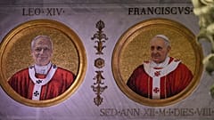 Ψηφιδωτά πορτραίτα του μακαριστού Πάπα Φραγκίσκου, δεξιά, και του σημερινού Πάπα Λέοντα ΙΔ' στη ζωφόρο στο ανώτερο κλίτος της Βασιλικής του Αγίου Παύλου έξω από τα τείχη στη Ρώμη.