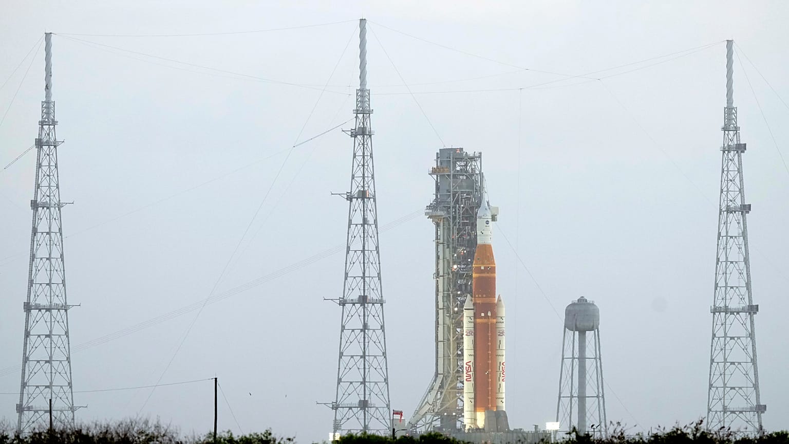 صاروخ أرتميس 2 التابع لناسا والمخصص لرحلة القمر موجود على منصة الإطلاق 39-ب في مركز كينيدي للفضاء قبل ساعات من محاولة الإطلاق المخطط لها يوم الأربعاء 1 أبريل 2026 في كيب كاناف