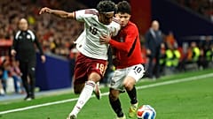 L'Espagnol Lamine Yamal, à gauche, dispute le ballon à l'Égyptien Islam Issa lors du match amical entre l'Espagne et l'Égypte à Barcelone, mardi 31 mars 2026. 
