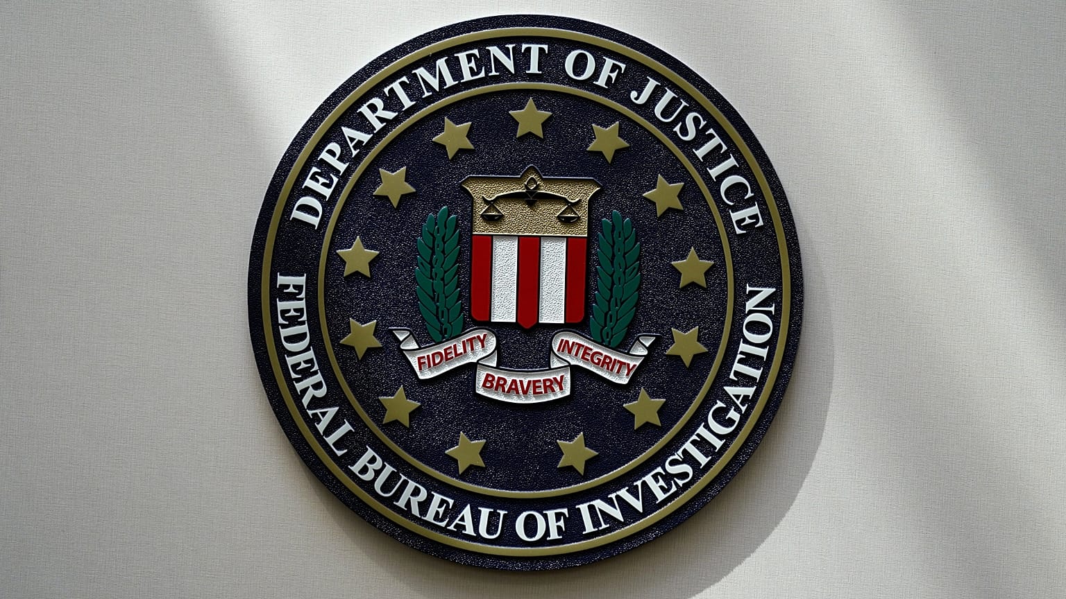 Foto del escudo del FBI en las oficinas del departamento.